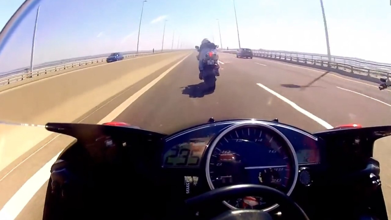 Deux motos surpuissantes font une course folle à près de 300 km/h