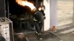 Héros ou fou ? Un pompier chinois transporte une bouteille de gaz enflammée