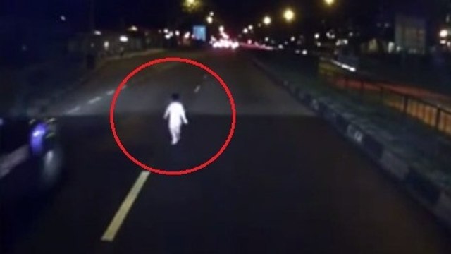 Cet enfant frôle la mort en traversant une route !