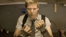 Dans son garage, Colin Furze a fabriqué les vraies griffes rétractables de Wolverine