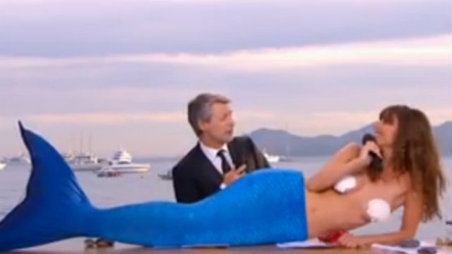 Le Grand Journal: Doria Tillier fait sa météo à moitié nue en sirène