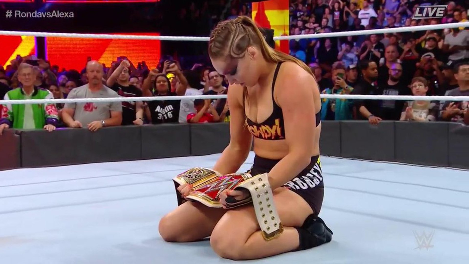 Ronda Rousey devient la première femme à remporter une ceinture à l'UFC et  à la WWE - Vidéo Dailymotion