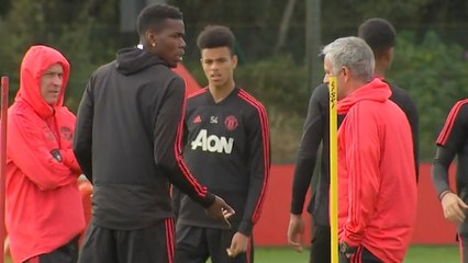Premier League : les images de l'altercation entre Paul Pogba et José Mourinho