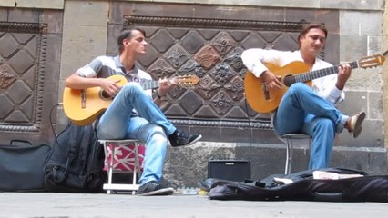 Une séance de flamenco à la guitare dans les rues de Barcelone