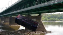 Pologne : Un faux bus londonien chutant d'un pont sème la panique