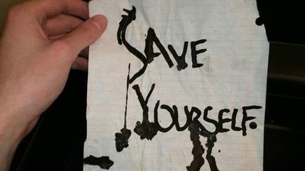 Après l'achat de sa maison, cet homme a découvert une pièce secrète remplie d'étranges messages