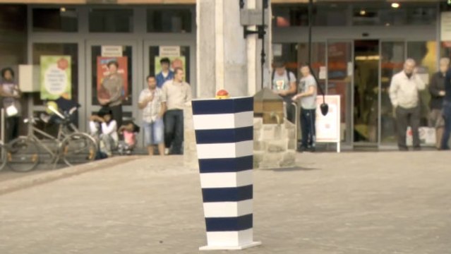 Des passants appuient sur un bouton et déclenchent un vrai drame