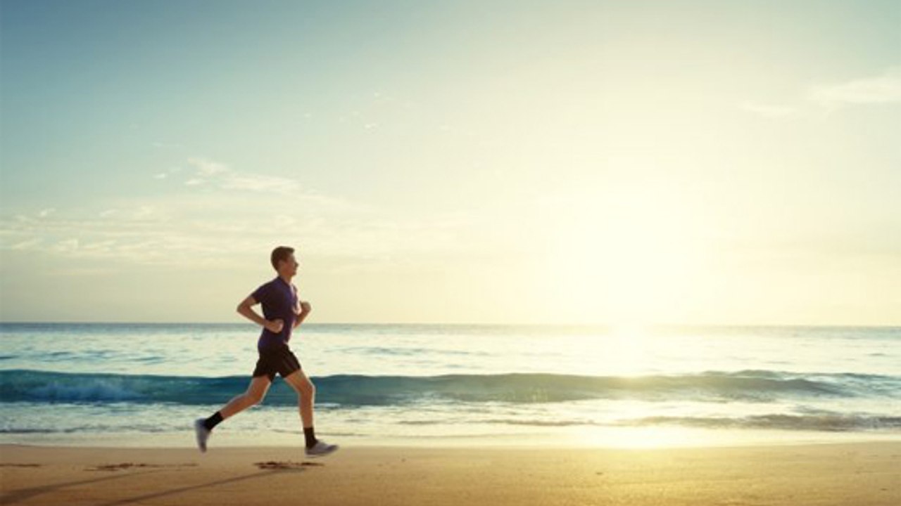Courir sur la plage, entre entraînement efficace et dangers pour les pieds