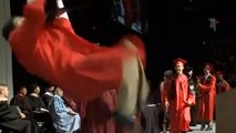 Lors de sa remise de diplôme, cet étudiant tente un salto arrière... et se ridiculise !