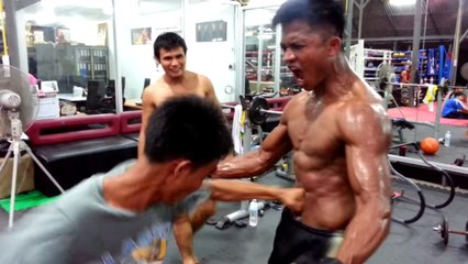 Cet homme a les abdominaux les plus musclés du monde et le prouve !