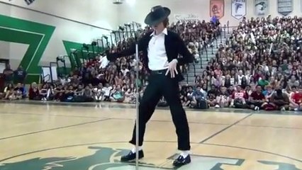 Ce lycéen arrive à reproduire le moonwalk de Michael Jackson et enflamme la toile