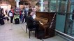 Londres : Au milieu de la gare, le musicien Henri Herbert étonne les passants avec un piano