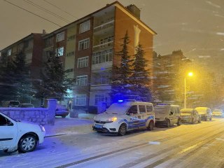 Evde bıçaklanarak öldürülmüş halde bulundu