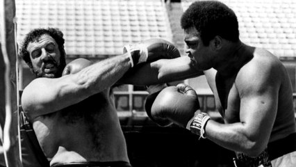 Boxe : Le jour où Mohamed Ali a affronté le défenseur le plus violent de l'histoire du Foot U.S