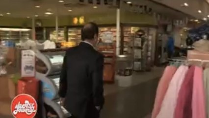 François Hollande filmé en pleine pause pipi sur une aire d'autoroute