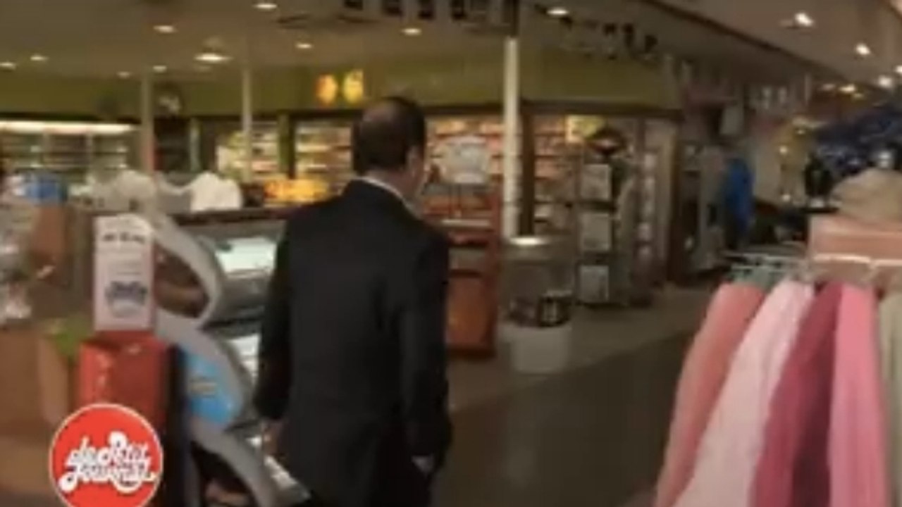 François Hollande filmé en pleine pause pipi sur une aire d'autoroute