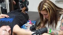 La célèbre tatoueuse Tatu Baby réalise un portrait étonnant dans une vidéo en time-lapse