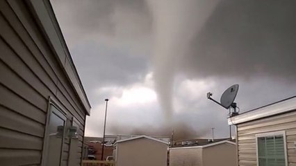 Des hommes se retrouvent pris au piège dans une tornade