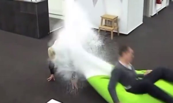 Cet homme fait exploser un Fatboy en sautant dessus dans une vidéo hilarante