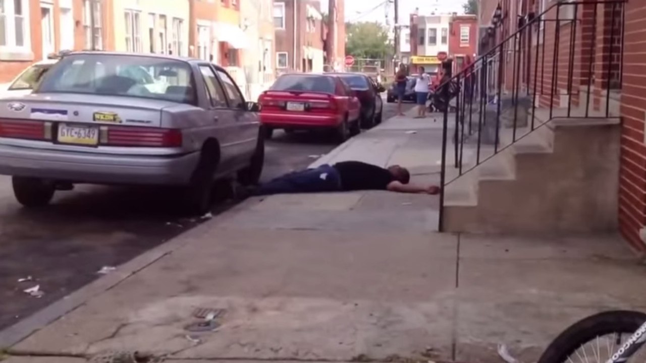 Cet homme s'assomme lui-même en tentant de récupérer ses clés dans sa voiture