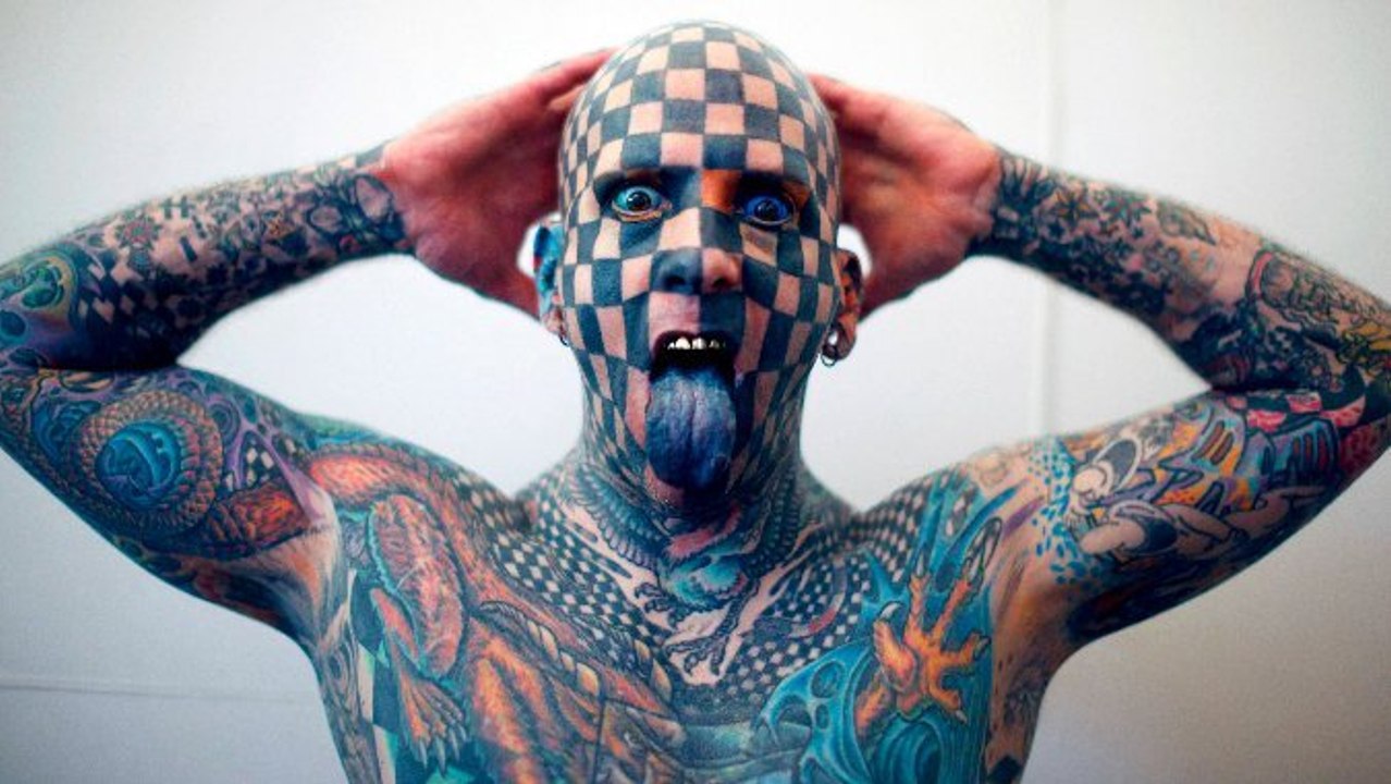Grâce à ses tatouages en forme de damier, Matt Gone lutte contre une rare maladie