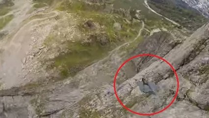 Ce base jumper réalise un vol au ras du sol et filme son exploit