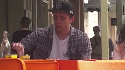 Cet homme drogue le verre de sa copine sous les yeux des passants !