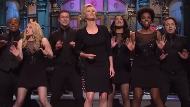 Saturday Night Live : Charlize Theron prouve qu'elle ne sait pas chanter dans un sketch hilarant