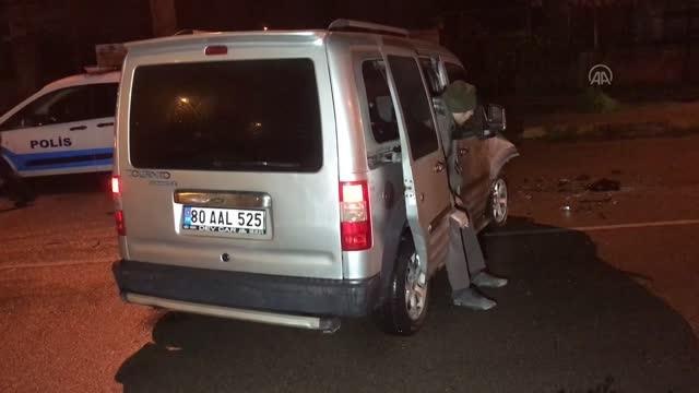 Polisten kaçan şüphelilerin otomobili ters şeritte hafif ticari araçla çarpıştı