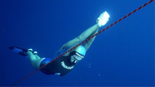 Guillaume Néry : le recordman de descente en apnée a plongé à 125 mètres de profondeur