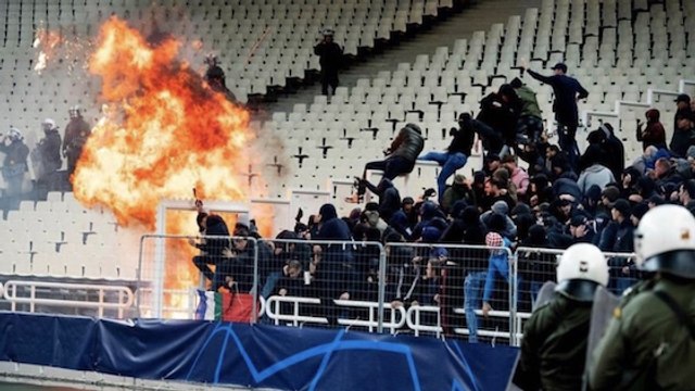 Ligue des Champions : Quand un supporter de l'AEK Athènes jette un coktail molotov sur les fans de l'Ajax Amsterdam
