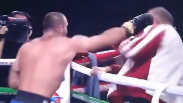 Boxe : Gennady Martirosyan s'en prend à son entraîneur et le frappe après sa défaite contre Fouad El Massoudi