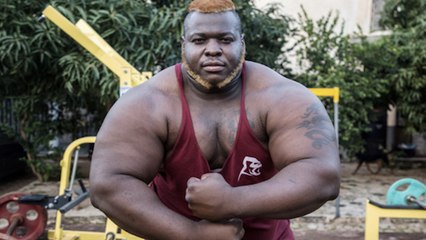 Moqué pour sa corpulence enfant, Iron Biby est devenu un monstre physique