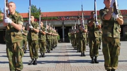 Découvrez les tours impressionnants de la Garde Royale Norvégienne pendant son entraînement