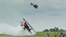 Avec sa moto, il réalise une cascade au-dessus d'un avion en plein vol !