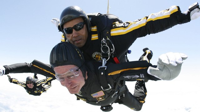 A 90 ans, George Bush Senior effectue un saut en parachute