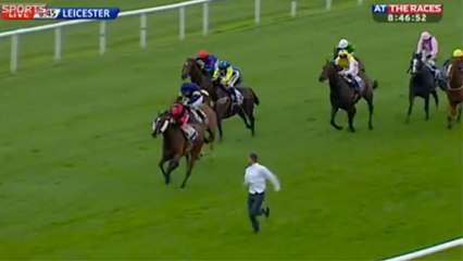 Un homme prend la place d'un cheval lors d'une course dans un hippodrome