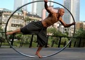 Cet homme réalise des figures incroyables avec un simple cercle