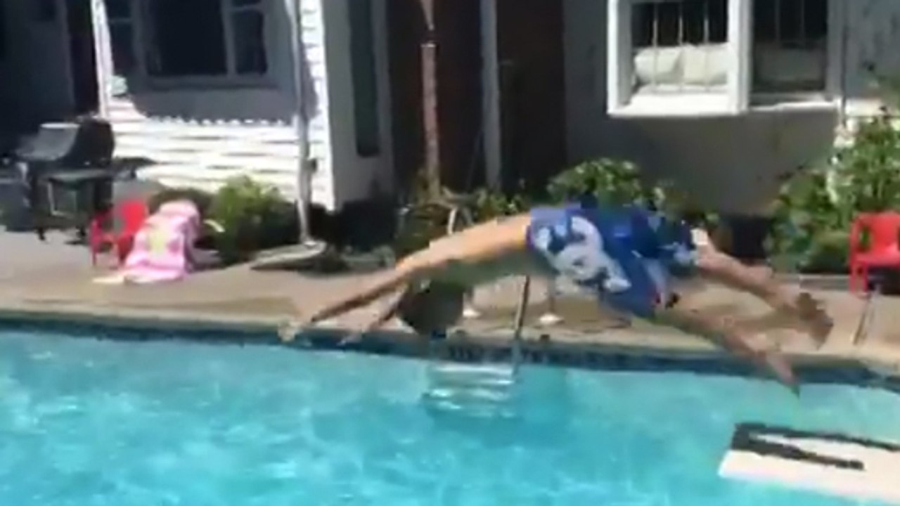 Pour faire plonger son cousin dans la piscine, il réalise un tour de magie étonnant