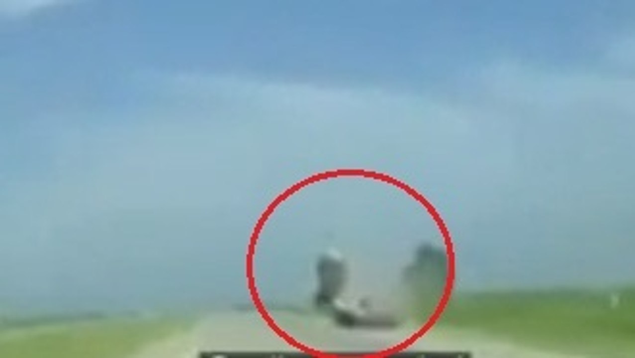 Une voiture monte sur la remorque d'un camion et fait un saut impressionnant