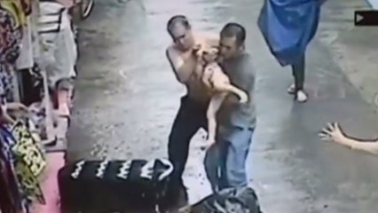 Chine : un bébé saute du 2e étage et finit sain et sauf dans les bras de son sauveur