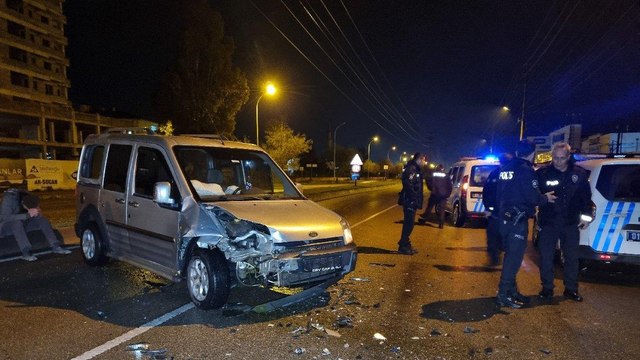 Polisten kaçarken ters şeride girip kaza yaptılar