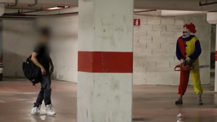 Ce clown-tueur se cache dans la nuit pour vous terrifier !