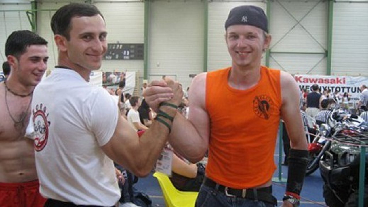 Grâce à une déformation osseuse, Matthias Schlitte est devenu champion de bras de fer