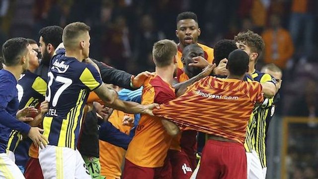 Fernerbahce - Galatasaray : Un match qui dégénère