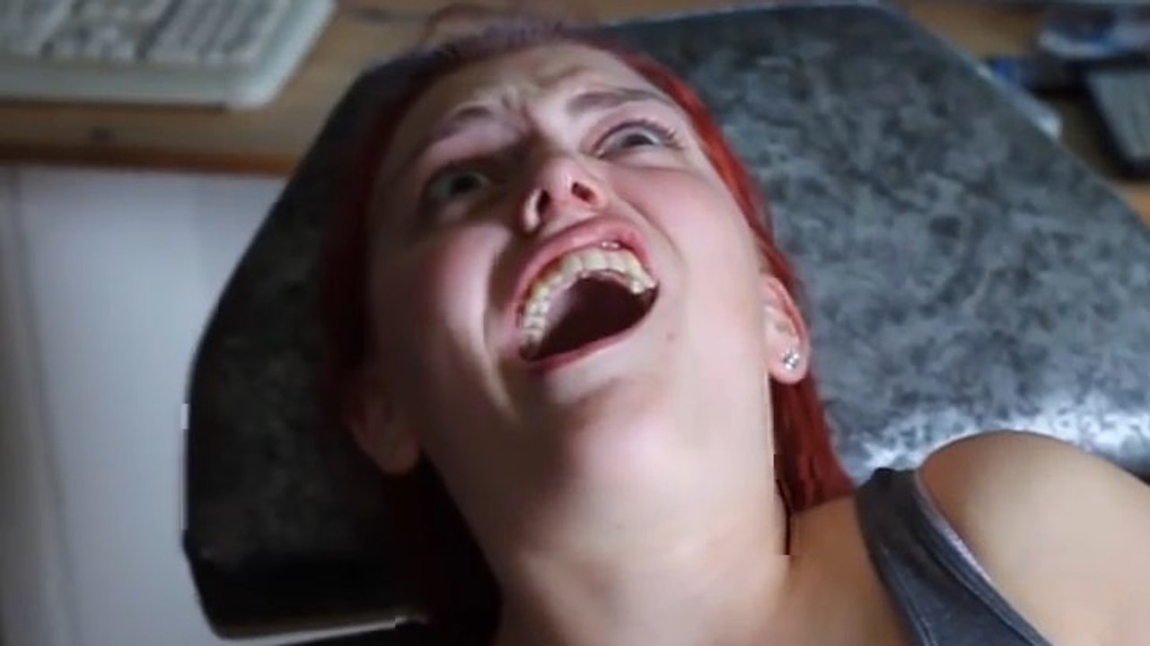 Lorsque cette femme se fait tatouer, ses réactions sont étonnantes