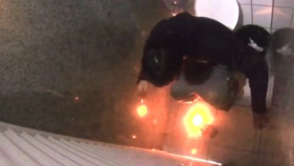 Piégées aux toilettes, ces personnes voient une bombe allumée arriver sous la porte