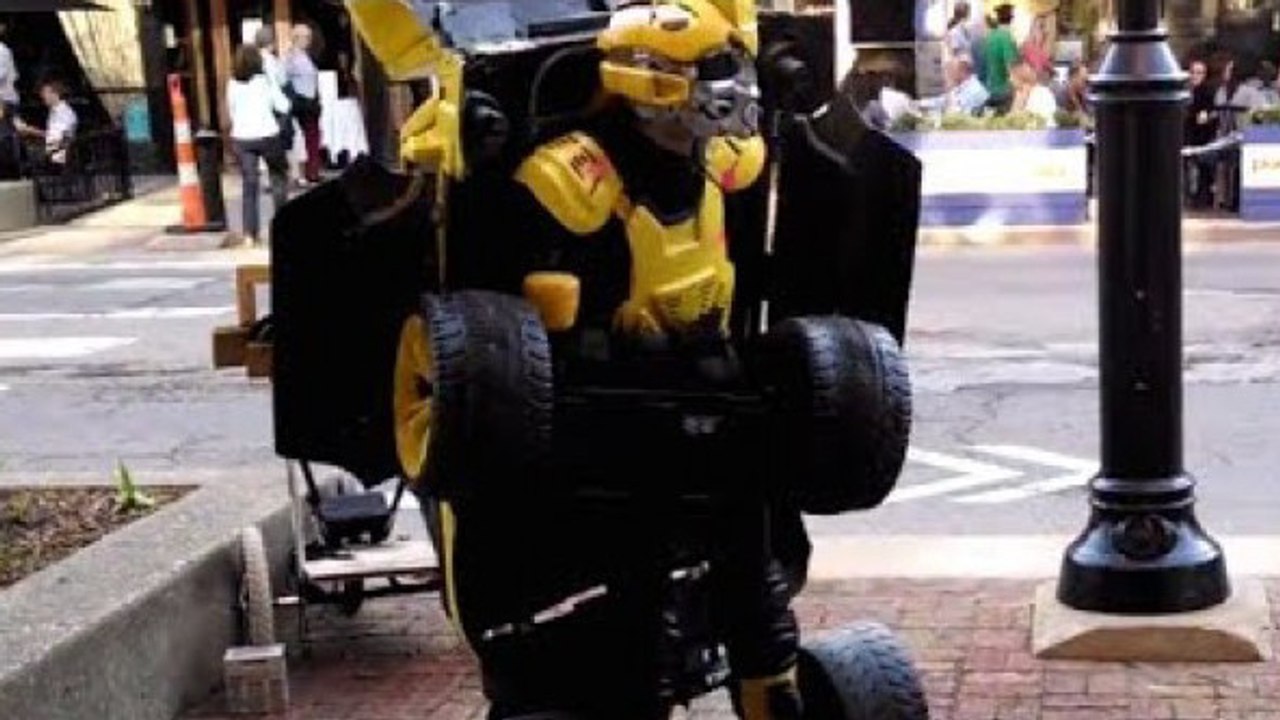 Transformers : une voiture se transforme en robot en pleine rue !