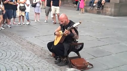 Cet artiste de rue impressionne les passants avec sa voix incroyable !