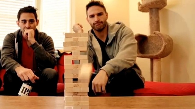 Cet homme est un vrai professionnel du lancer de capsules de bières !